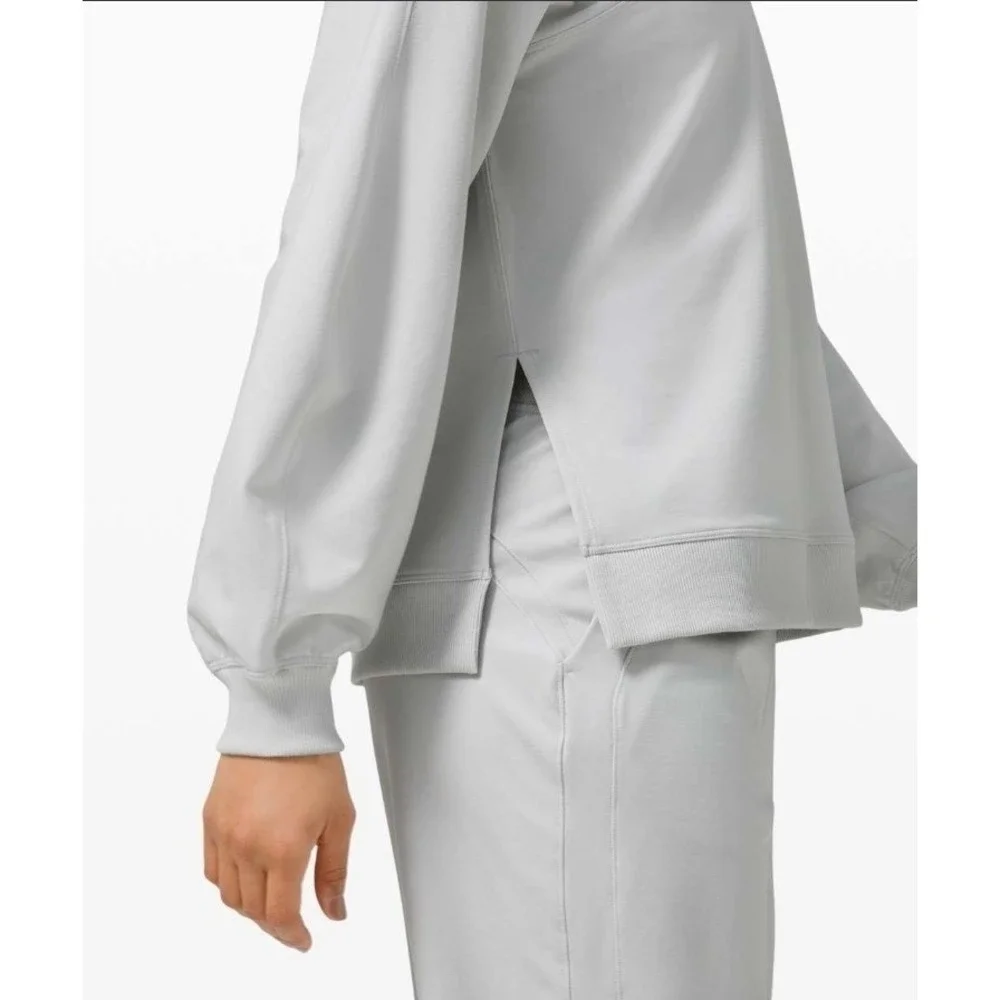 Lululemon 10 LA Asymmetrical-Cut-Out Crew Vapor  W3ET1S